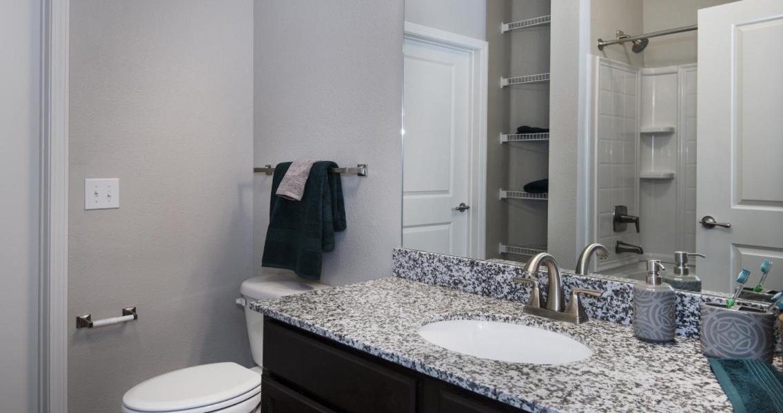 Spacious Furnished Resort Style Apartments トンボール 部屋 写真