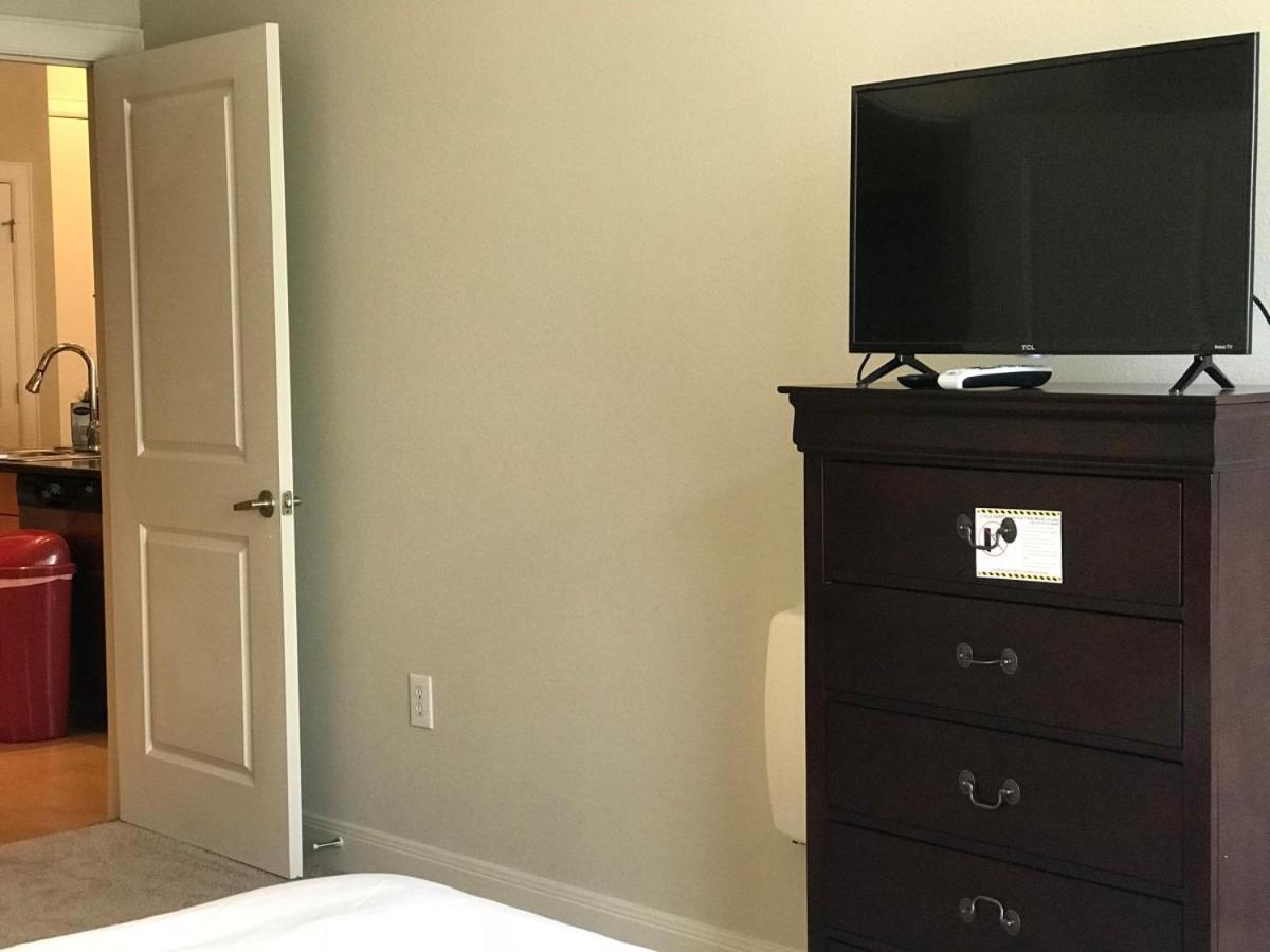 Spacious Furnished Resort Style Apartments トンボール 部屋 写真