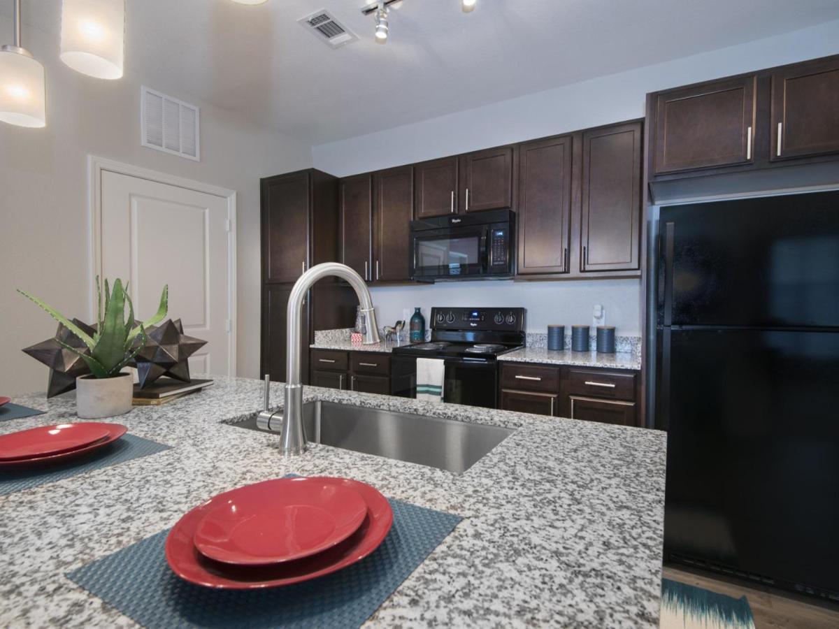 Spacious Furnished Resort Style Apartments トンボール 部屋 写真